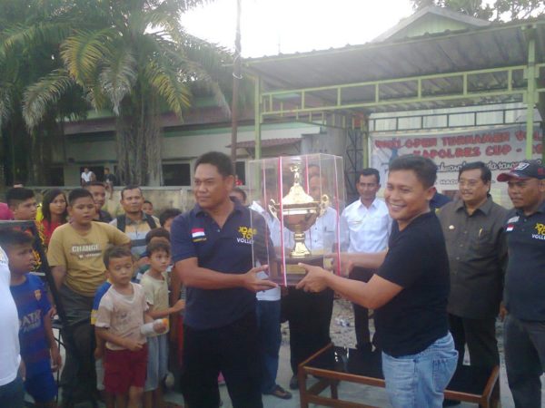 Manager Tim Zebra saat Menerima Penyerahan Piala Bergilir Yang diserahkan oleh Kapolres Aceh Singkil